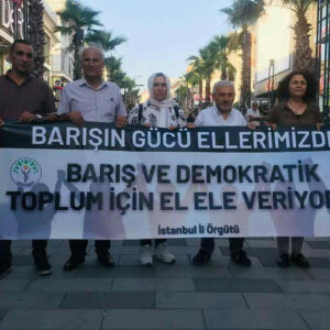 dem partiden baris icin insan zinciri eylemi QTRN2mP7