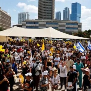 israilde yarim milyon gosterici savasi protesto etti xgeHARCT