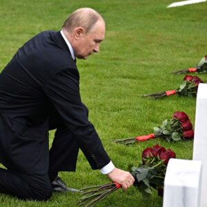 putin alaskadaki sovyet mezarlarini ziyaret etti Rk4Xl4aA