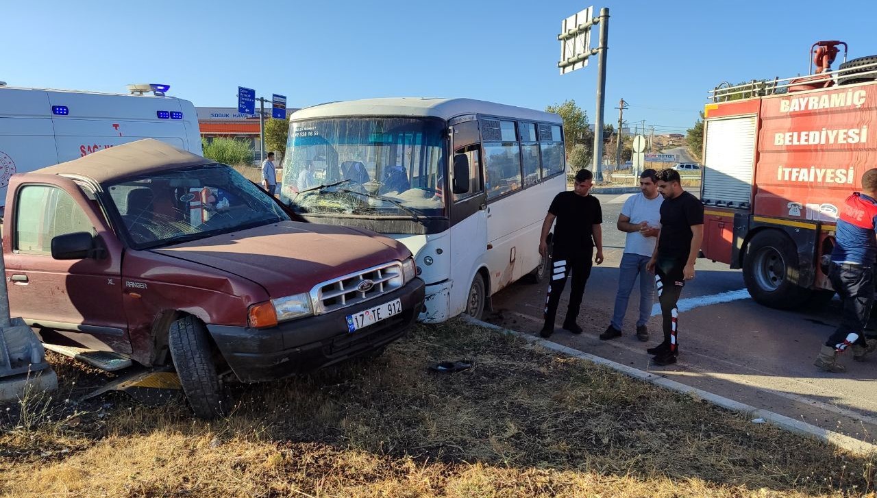 canakkalede isci servisi ile kamyonet carpisti bes yarali tvx2iELF