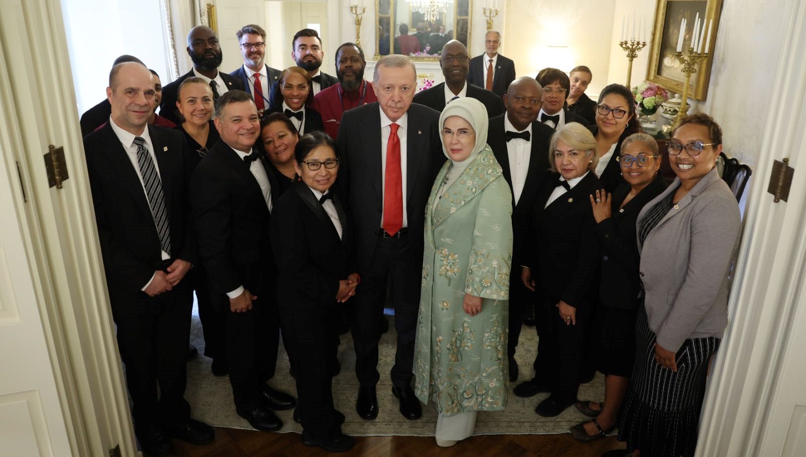 cumhurbaskani erdogan blair house calisanlariyla hatira fotografi cektirdi bWyU4bhS