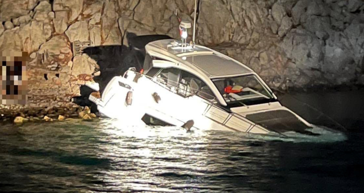 datca aciklarinda adanin kayaliklarina carpan yat batti 2 turk kurtarildi t633JVqF