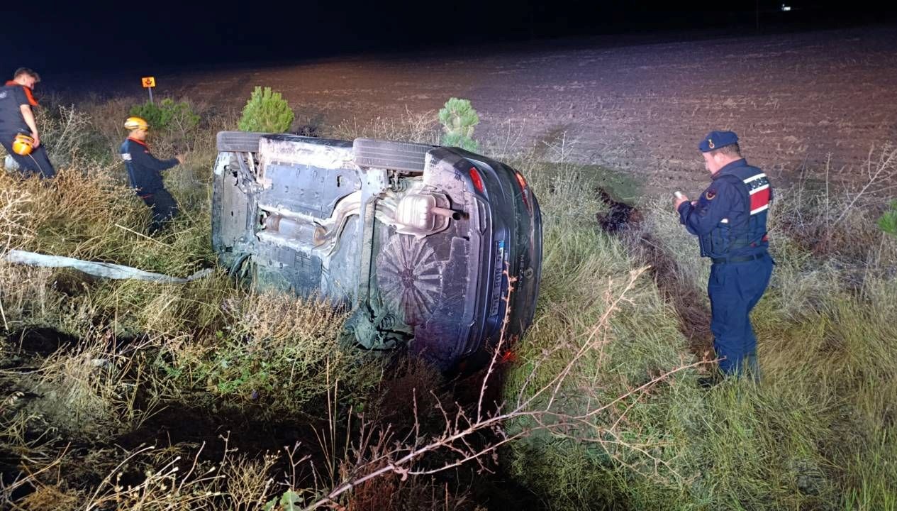 sarampole devrilen otomobildeki 5 kisi yaralandi 59g4NicW