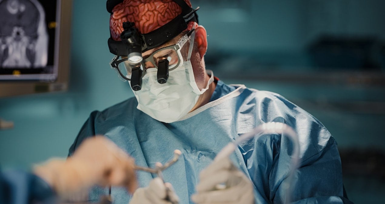 beyin cerrahi ameliyata girdi matkap verdigi 12 yasindaki kizina del dedi vKYLCawW.jpg