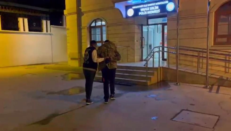 istanbulda genc kiza durakta taciz supheli yakalandi HyQe5I3a