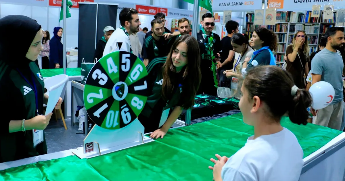 kocaeli kitap fuarinda yesil siyah cosku x3BVM4Px