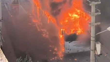 park halindeki ozel halk otobusu alev topuna dondu 9LgFXG1i