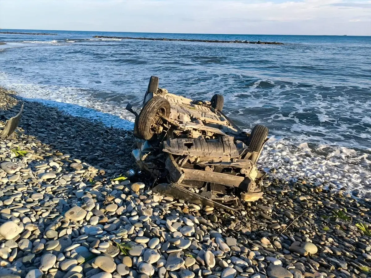 samsunda otomobilin deniz kenarina devrilmesi surucu yaralandi 4GnNnOYq