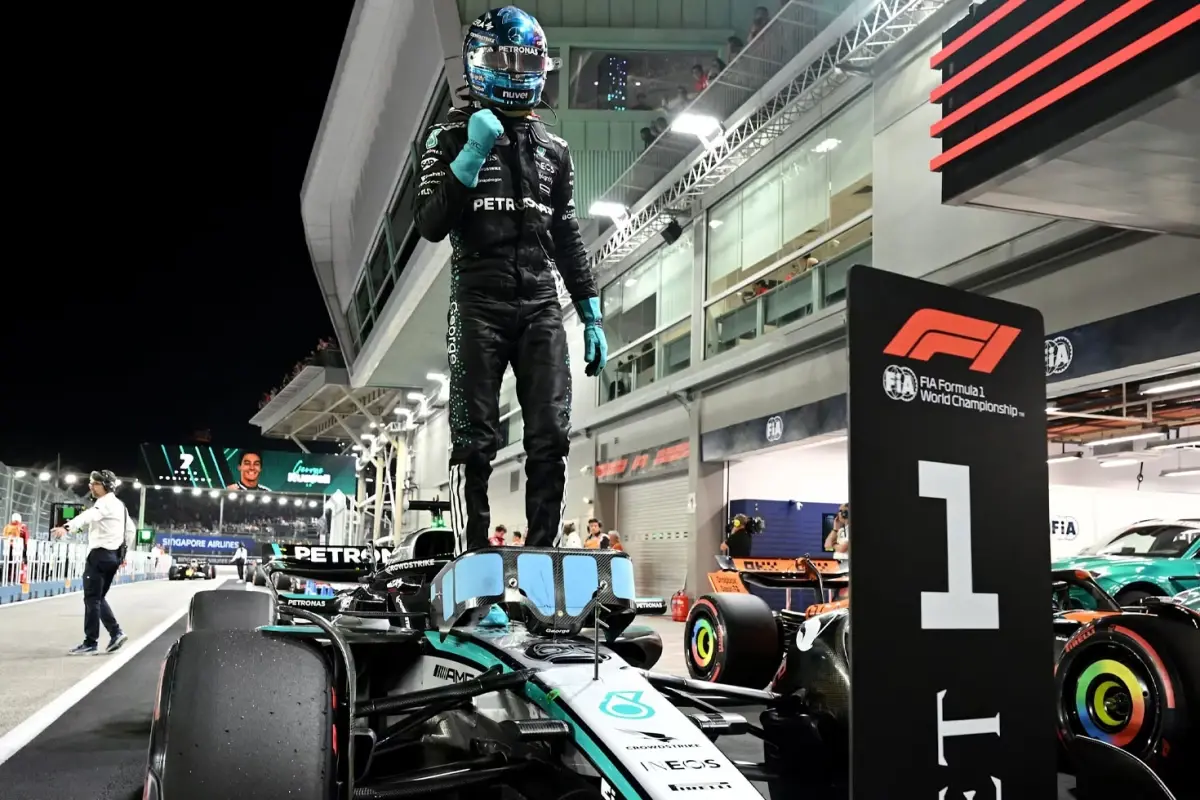 singapurda nefesleri kesen yarista kazanan george russell UT2VBNiC