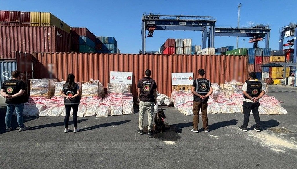 turkiye ile ispanyadan ortak operasyon fosil ununa emdirilmis 17 ton kokain ele gecirildi V6FRl7rd.jpg