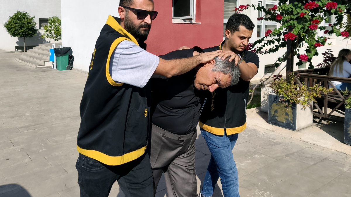 adanada otomobilin lastigi patlayinca cinayet suphelisi yakalandi vnCeYrDu.jpg