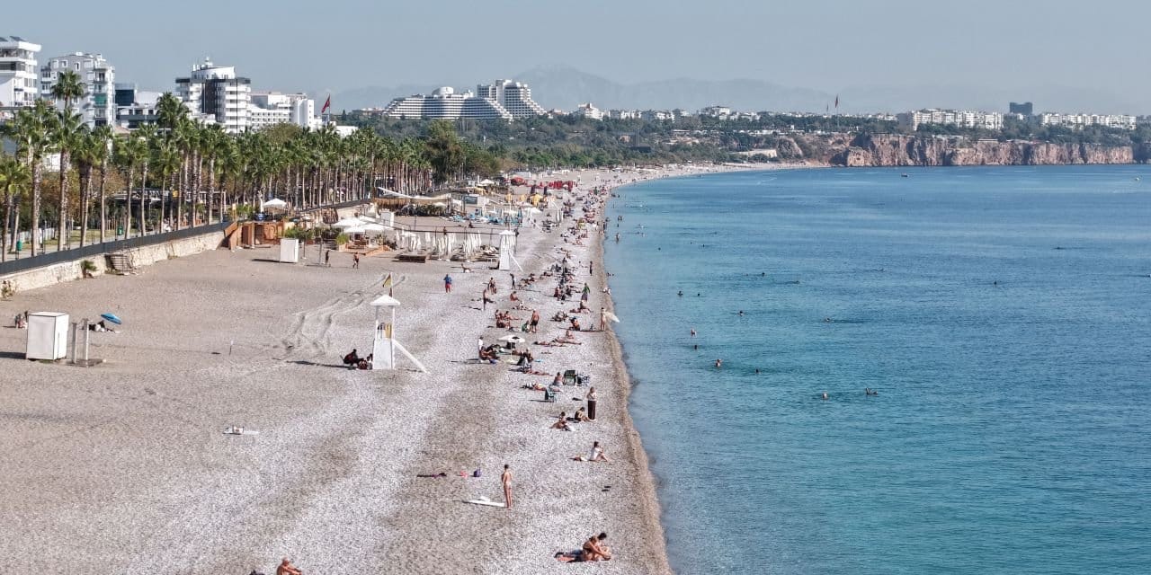 antalyada yaz bitmedi sahiller doldu tasti 7TUk6MPY.jpg