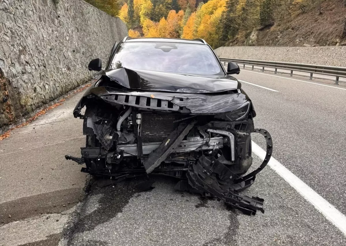 boluda elektrikli otomobil kazasi surucu yaralanmadi tclxW6xe.jpg