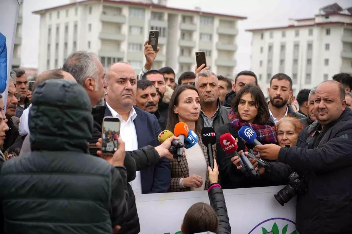 dem parti genel baskani tulay hatimogullari selahattin demirtasi ziyaret etti 48rVskgE.jpg