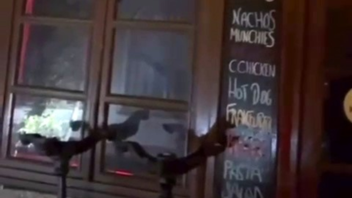 izmirde eglence mekanina silahli saldiri hRE8OI71.jpg